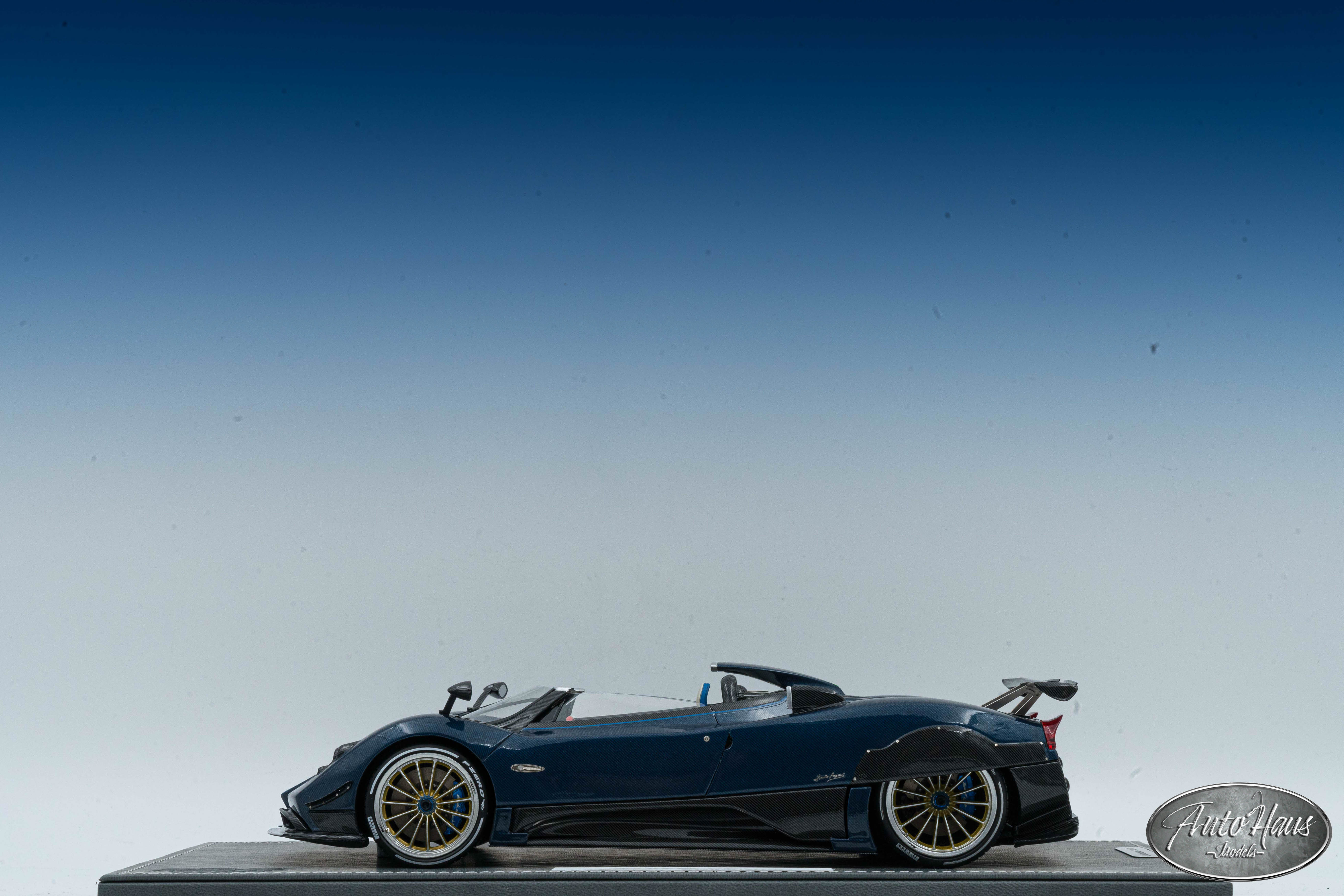 LCD 1/18 PAGANI - ZONDA HP BARCHETTA 2018 - CARBON FIBRE WHITE LIMITED EDITION e LCD 1/18 PAGANI - ZONDA HP BARCHETTA 2018 - CARBON FIBRE WHITE LIMITED EDITION e