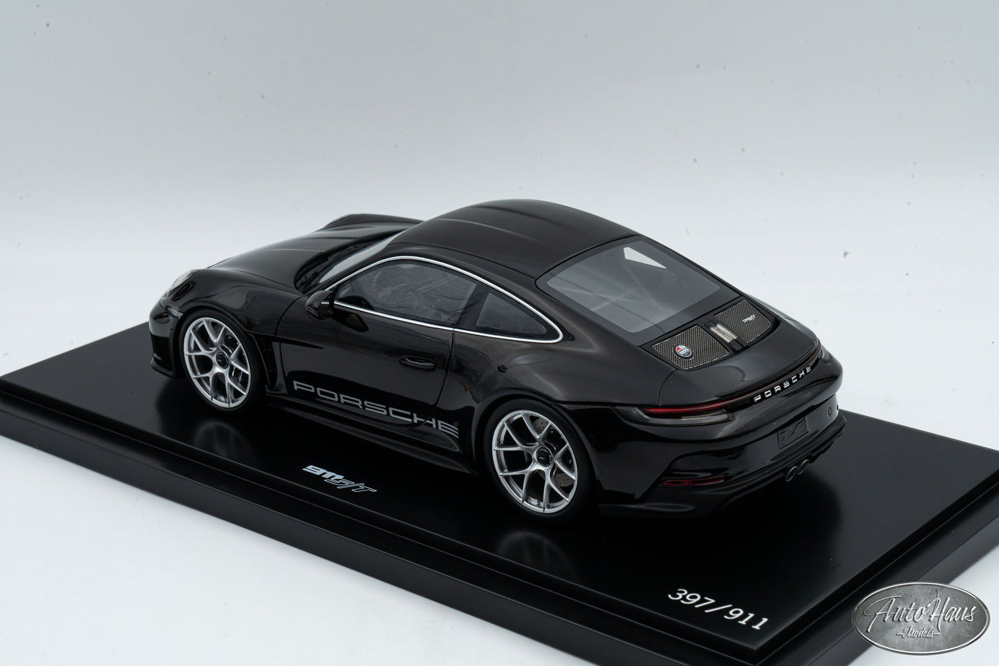 1/18 Spark Porsche 911 (992) S/T Gloss Black