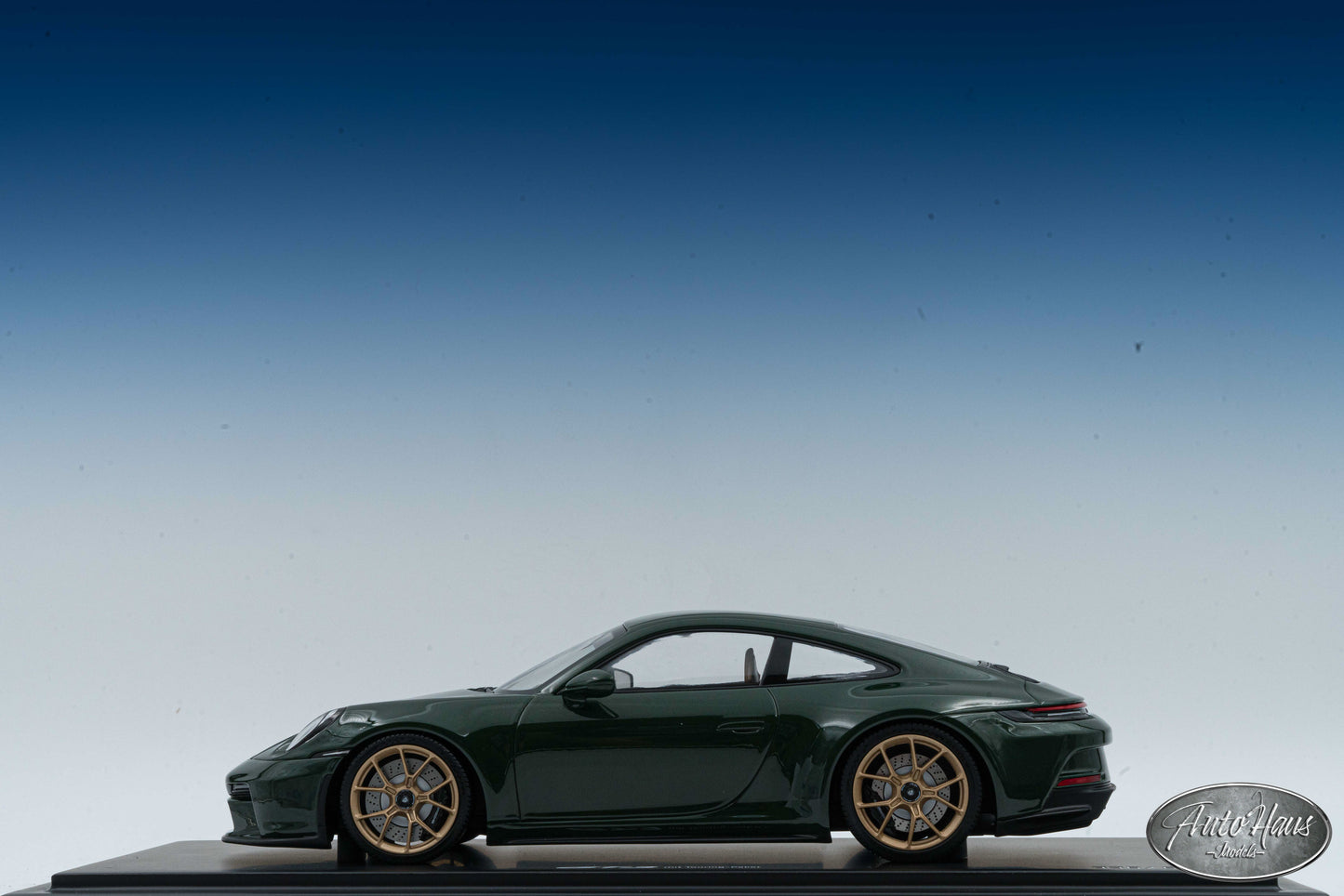 1/18 Spark Porsche 911 (992) GT3 Touring green