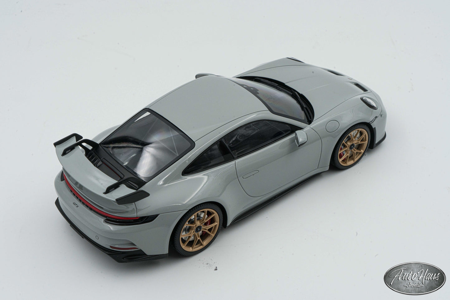 1/18 Minichamps Porsche 911 (992) GT3 Chalk Gray Gold Wheels