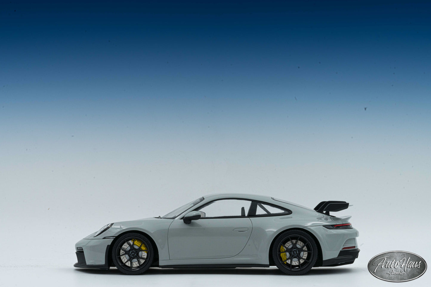 1/18 Minichamps Porsche 911 (992) GT3 Chalk Gray