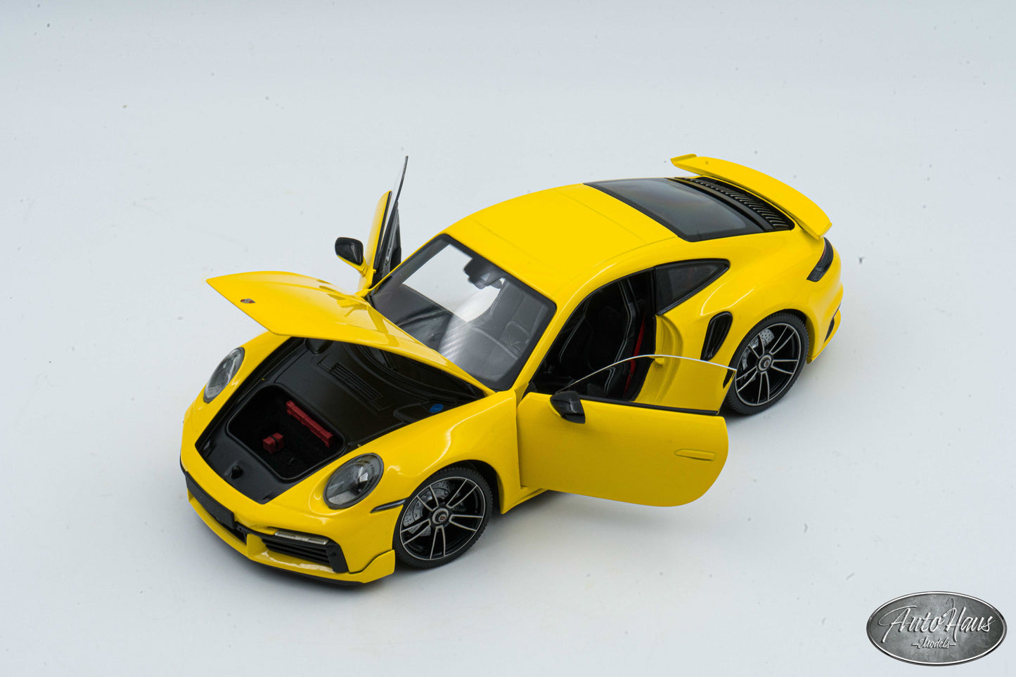 1/18 Minichamps Porsche 911 (992) Turbo S Yellow