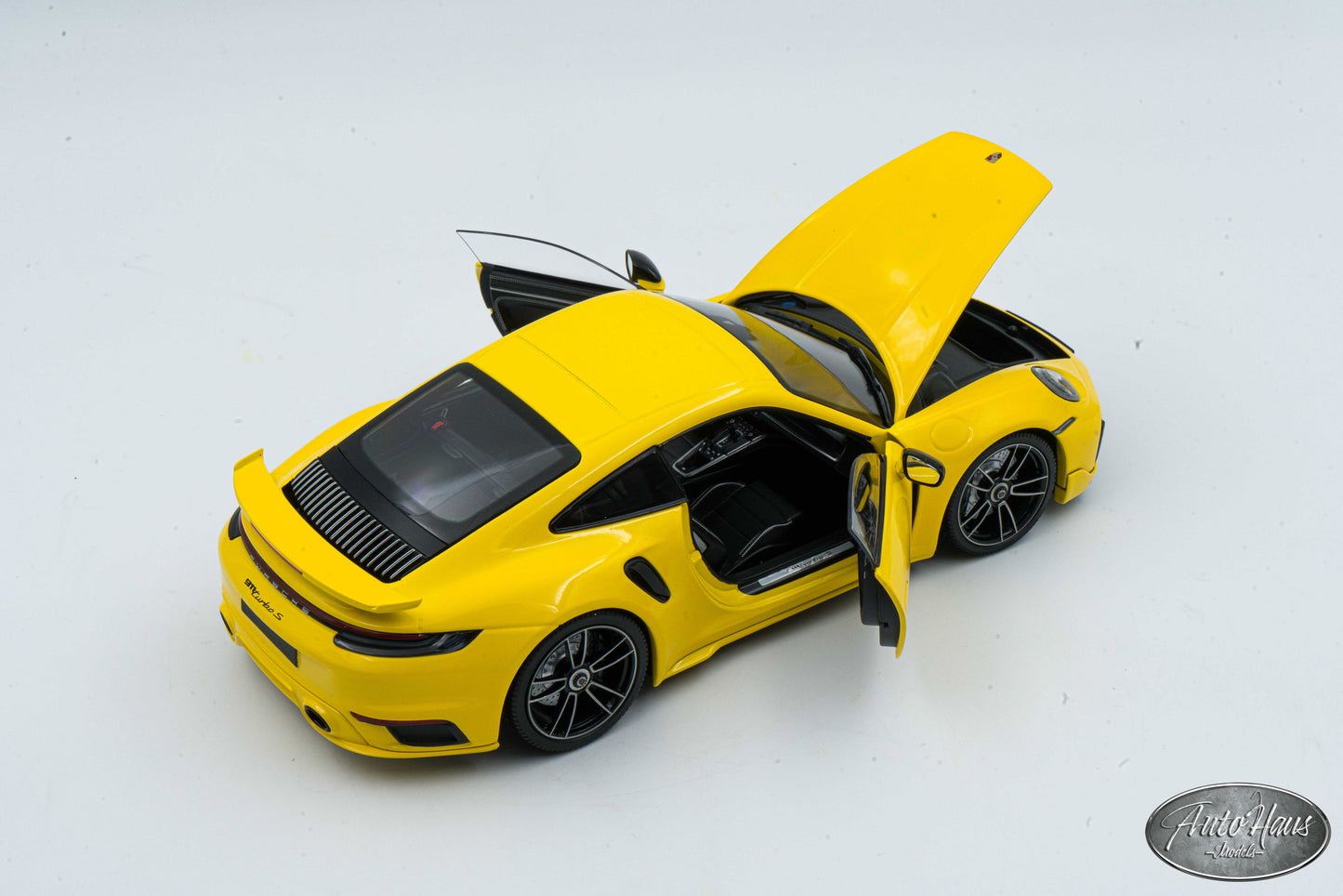 1/18 Minichamps Porsche 911 (992) Turbo S Yellow