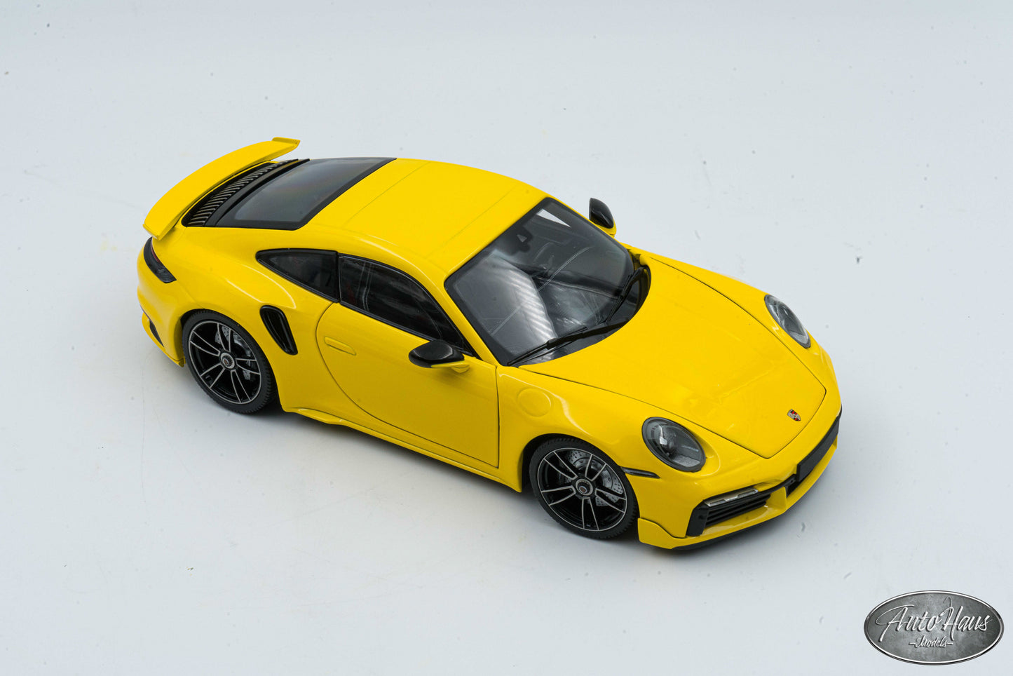 1/18 Minichamps Porsche 911 (992) Turbo S Yellow