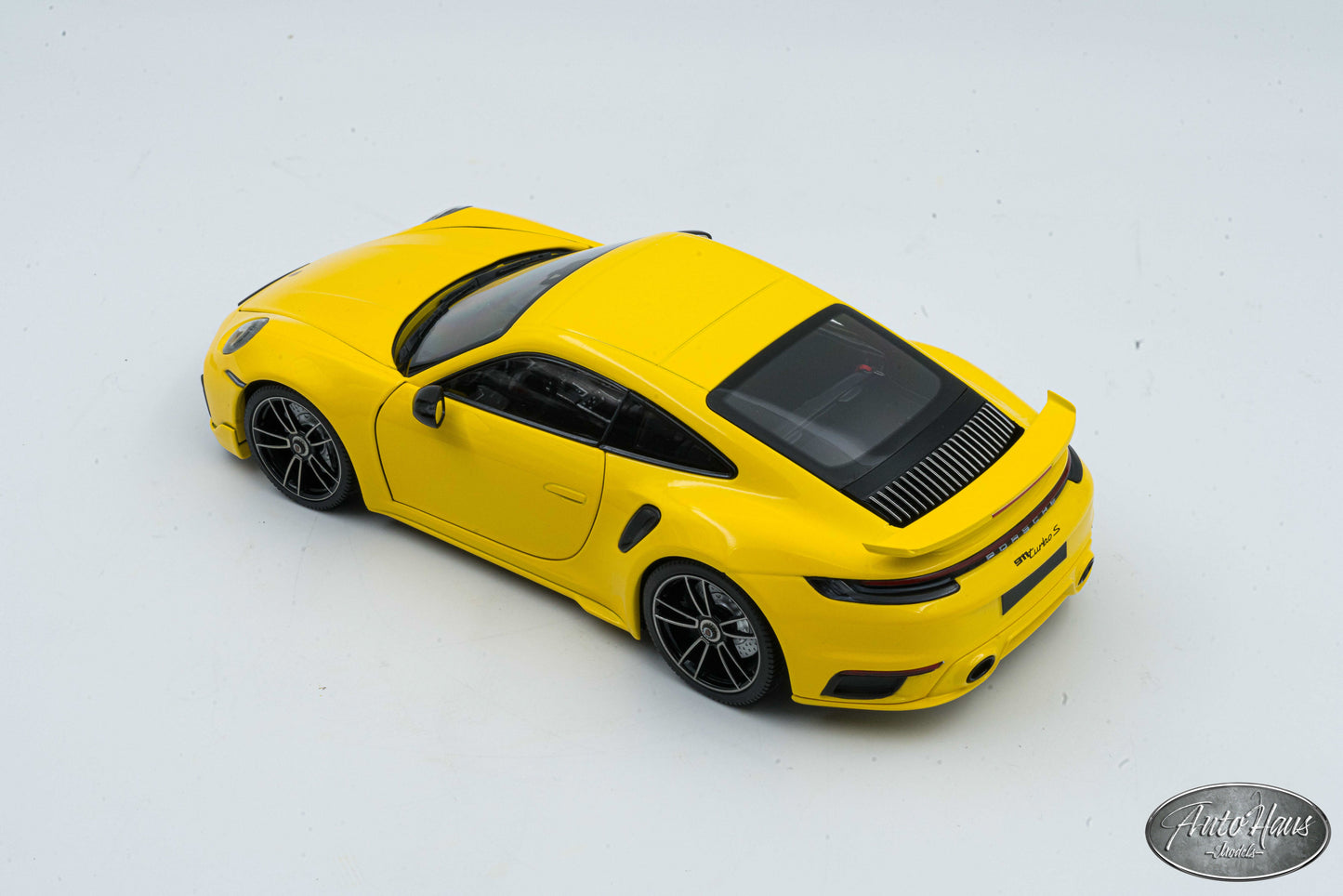 1/18 Minichamps Porsche 911 (992) Turbo S Yellow