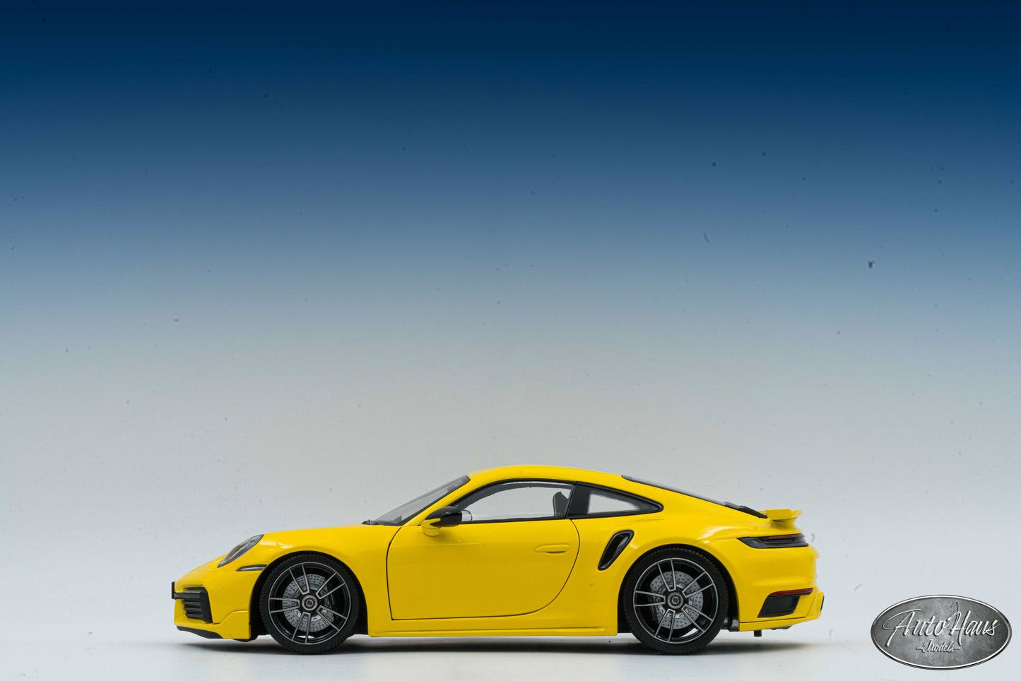 1/18 Minichamps Porsche 911 (992) Turbo S Yellow