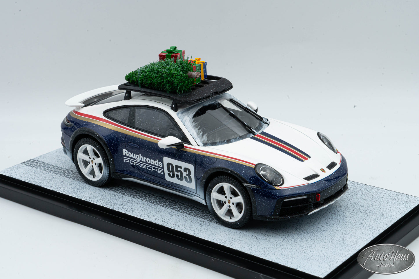 1/18 Spark Porsche 911 (992) Dakar Snow Edition