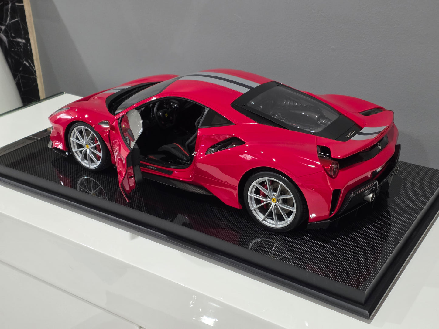 1/8 Amalgam Ferrari 488 Pista Rosso Corsa Red