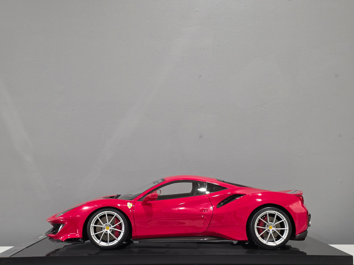 1/8 Amalgam Ferrari 488 Pista Rosso Corsa Red